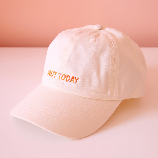 Seitenansicht beige Cap mit aufgesticktem orangem Schriftzug "Not Today"