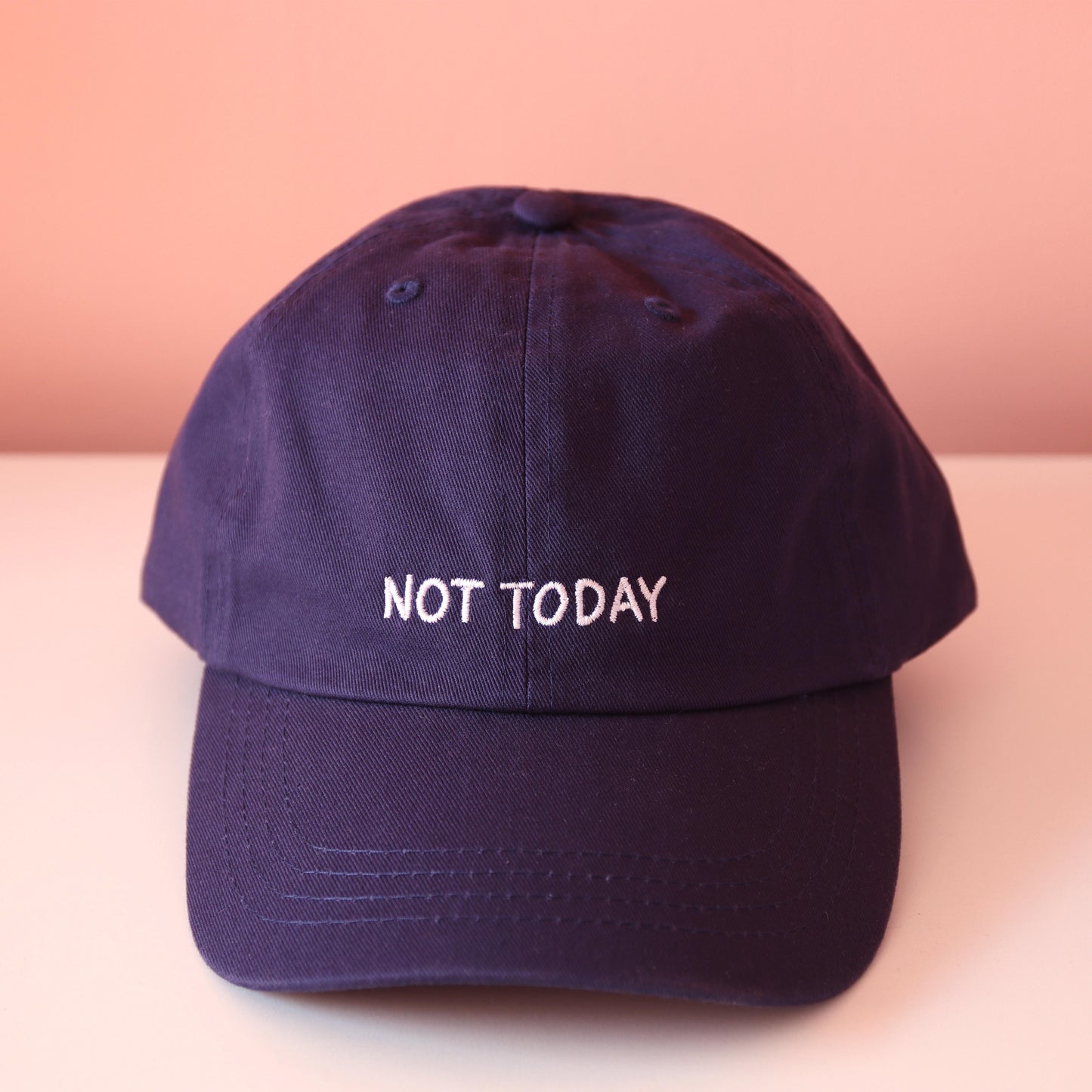 Frontansicht navy Cap mit aufgesticktem weißem Schriftzug "Not Today"