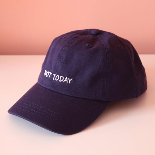 Seitenansicht navy Cap mit aufgesticktem weißem Schriftzug "Not Today"
