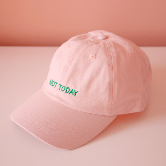 Seitenansicht rosa Cap mit aufgesticktem grünem Schriftzug "Not Today"