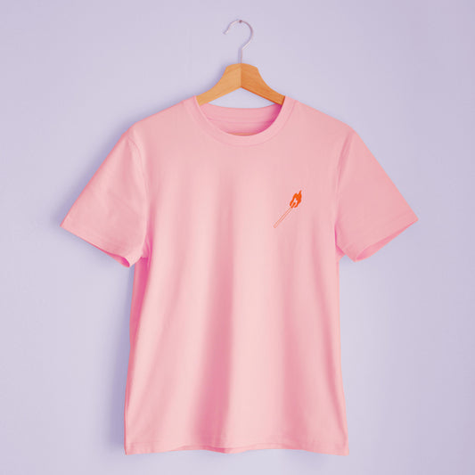 Frontansicht eines rosa unisex T-Shirt mit Aufdruck einer Illustration eines brennenden Streichholzes in orange/rot