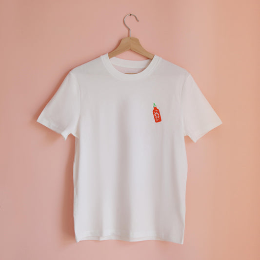 weißes unisex T-Shirt mit Siebdruck Motiv einer Sriracha Flasche vorne auf der Brust