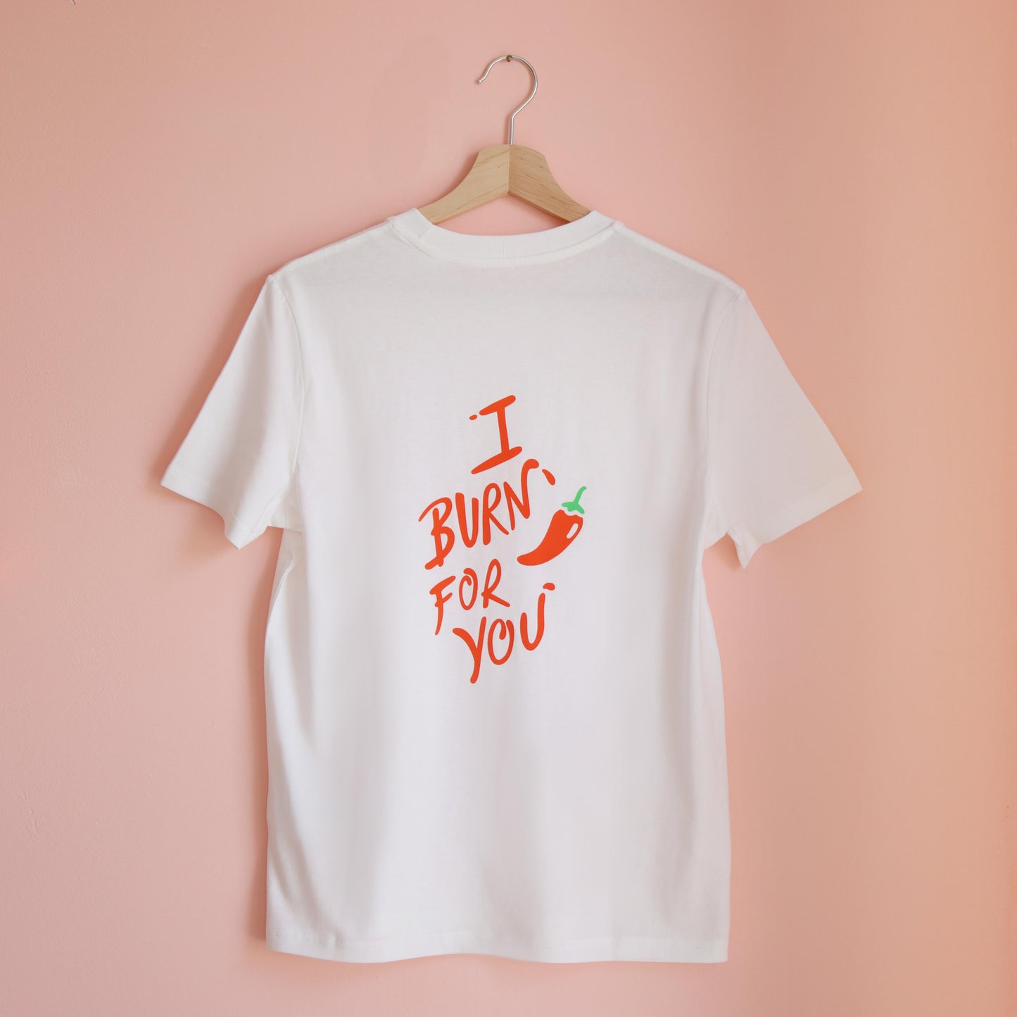 weißes unisex T-Shirt mit Siebdruck Motiv einer Chili und des illustrierten Textes "I Burn For You" auf groß dem Rücken
