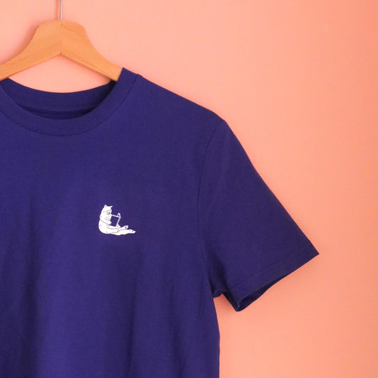 blaues unisex T-Shirt mit einer weißen Siebdruck Illustration einer Katze, die ein Buch liest