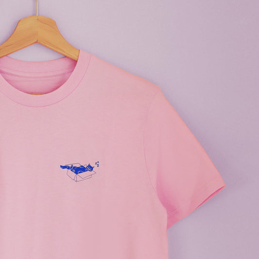 rosa unisex T-Shirt mit einer blauen Siebdruck Illustration einer Katze, die in einem Karton schläft