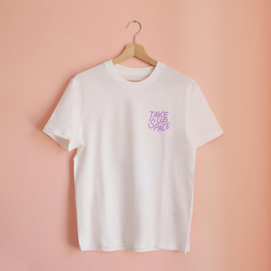 Frontansicht eines weißen unisex T-Shirts mit Siebdruck Motiv des illustrierten Spruchs "Take Up Space" vorne in klein auf der Brust in Lila