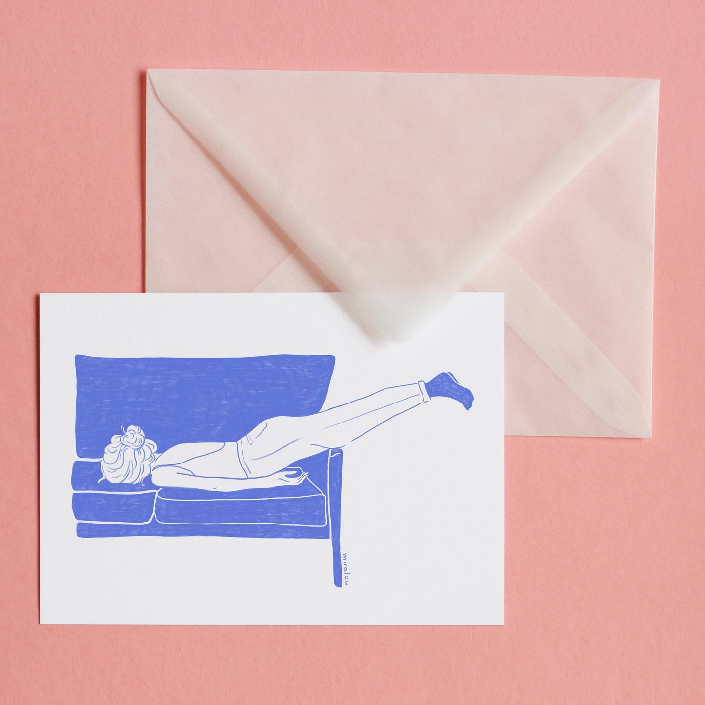 Postkarte mit einer blauen Illustration einer Frau, die mit Gesicht nach unten auf dem Sofa liegt
