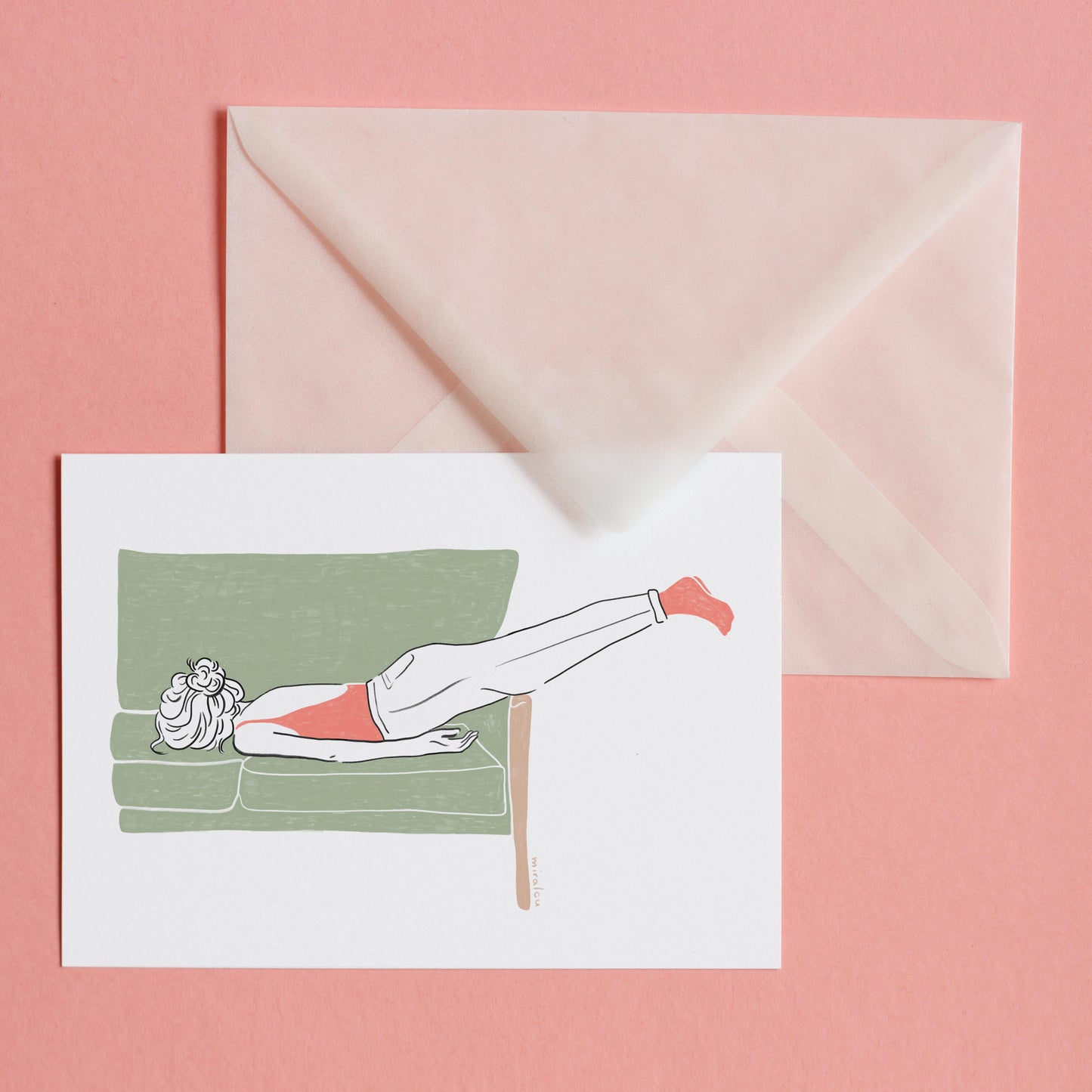 Postkarte mit Illustration einer Frau, die mit Gesicht nach unten auf einem grünen Sofa liegt