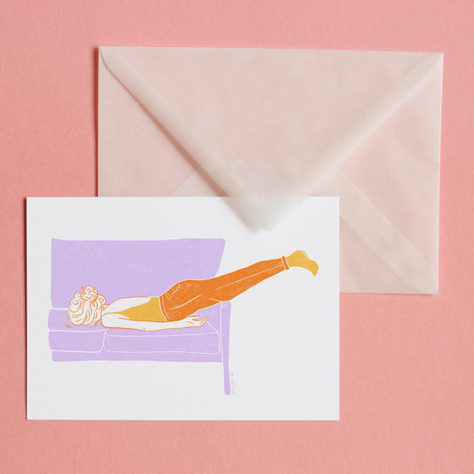 Postkarte mit Illustration einer Frau, die mit Gesicht nach unten auf einem lila Sofa liegt