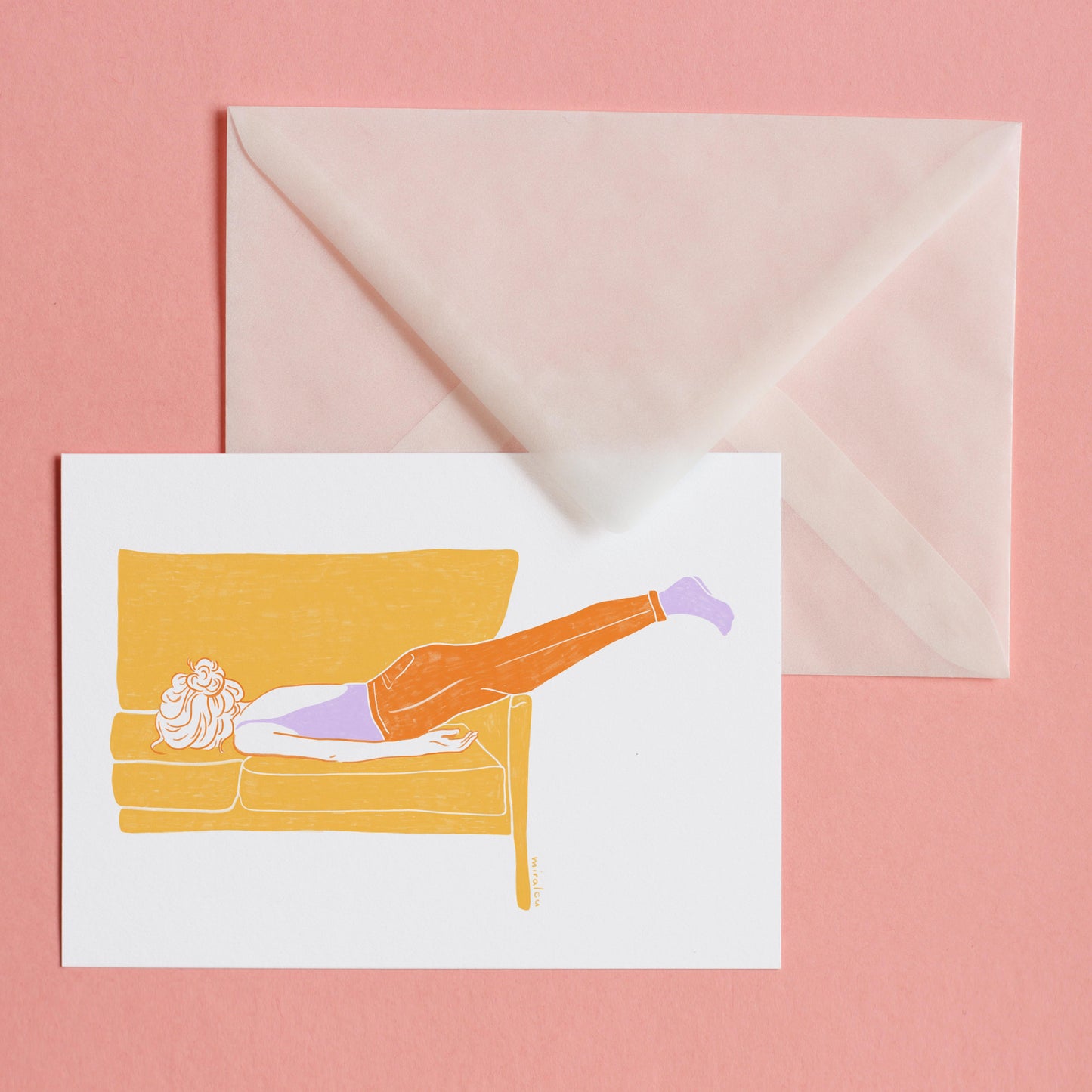 Postkarte mit Illustration einer Frau, die mit Gesicht nach unten auf einem gelben Sofa liegt