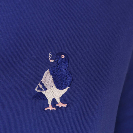 blaues Unisex T-Shirt mit einer aufgestickten Taube auf der Brust, die eine Zigarette raucht