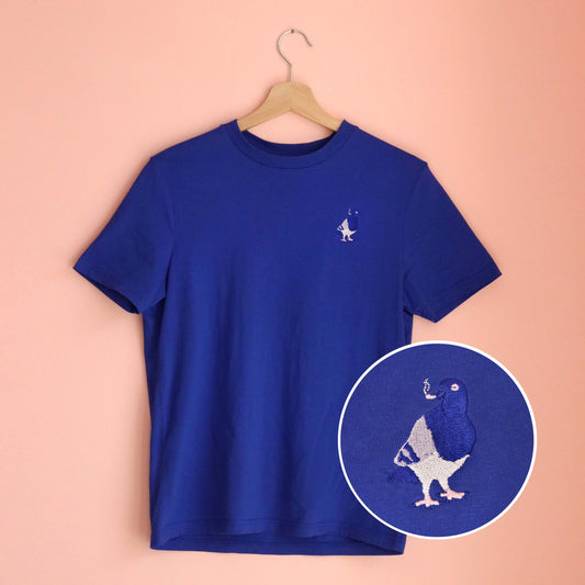 blaues Unisex T-Shirt mit einer aufgestickten Taube auf der Brust, die eine Zigarette raucht