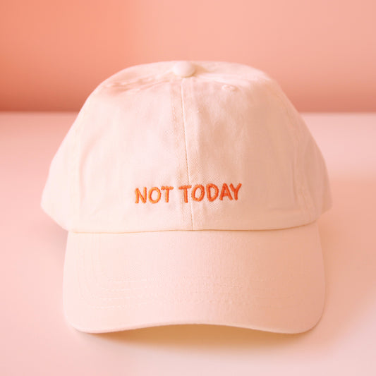Frontansicht beige Cap mit aufgesticktem orangem Schriftzug "Not Today"