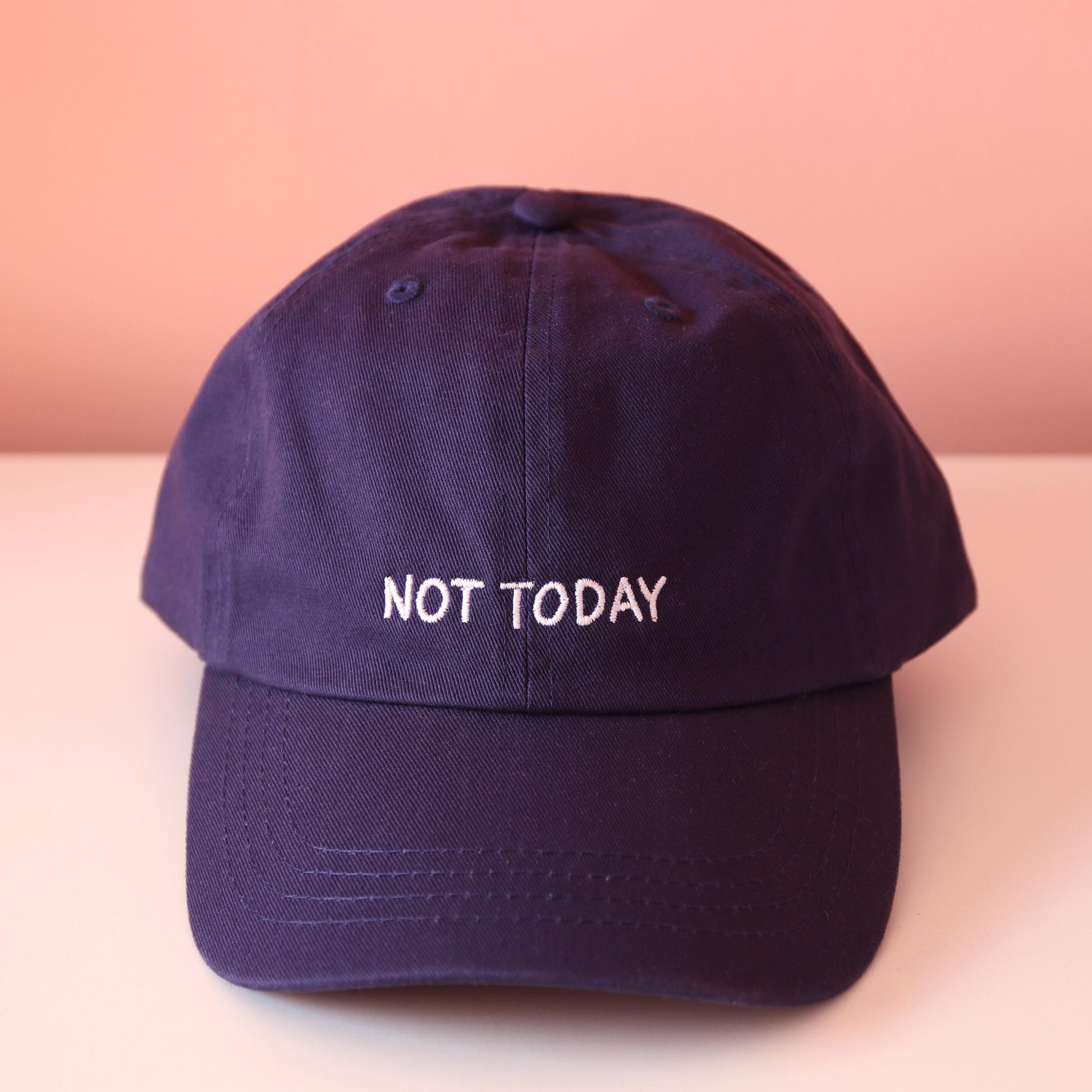 Frontansicht navy Cap mit aufgesticktem weißem Schriftzug "Not Today"