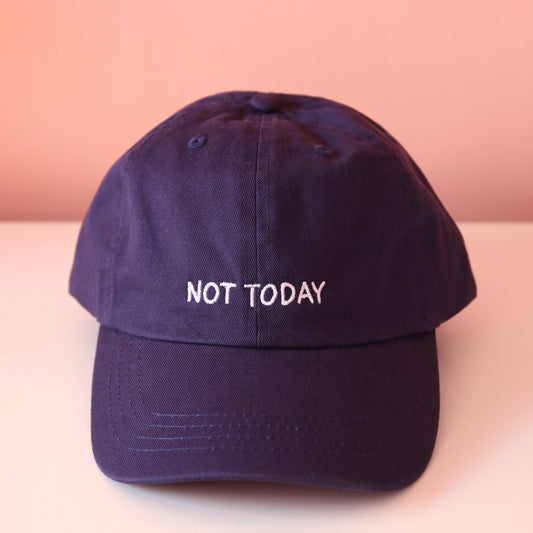 Frontansicht navy Cap mit aufgesticktem weißem Schriftzug "Not Today"