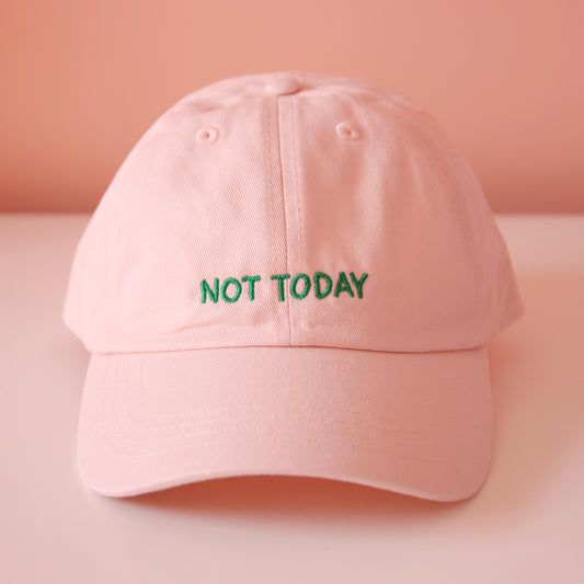 Frontansicht rosa Cap mit aufgesticktem grünem Schriftzug "Not Today"