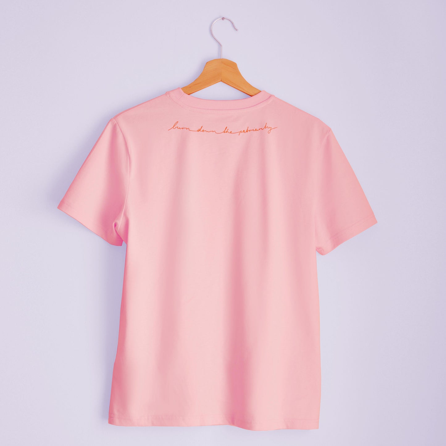 Rückenansicht rosa T-Shirt mit dem Spruch "Burn Down The Patriarchy" in geschwungener Schreibschrift m Nacken