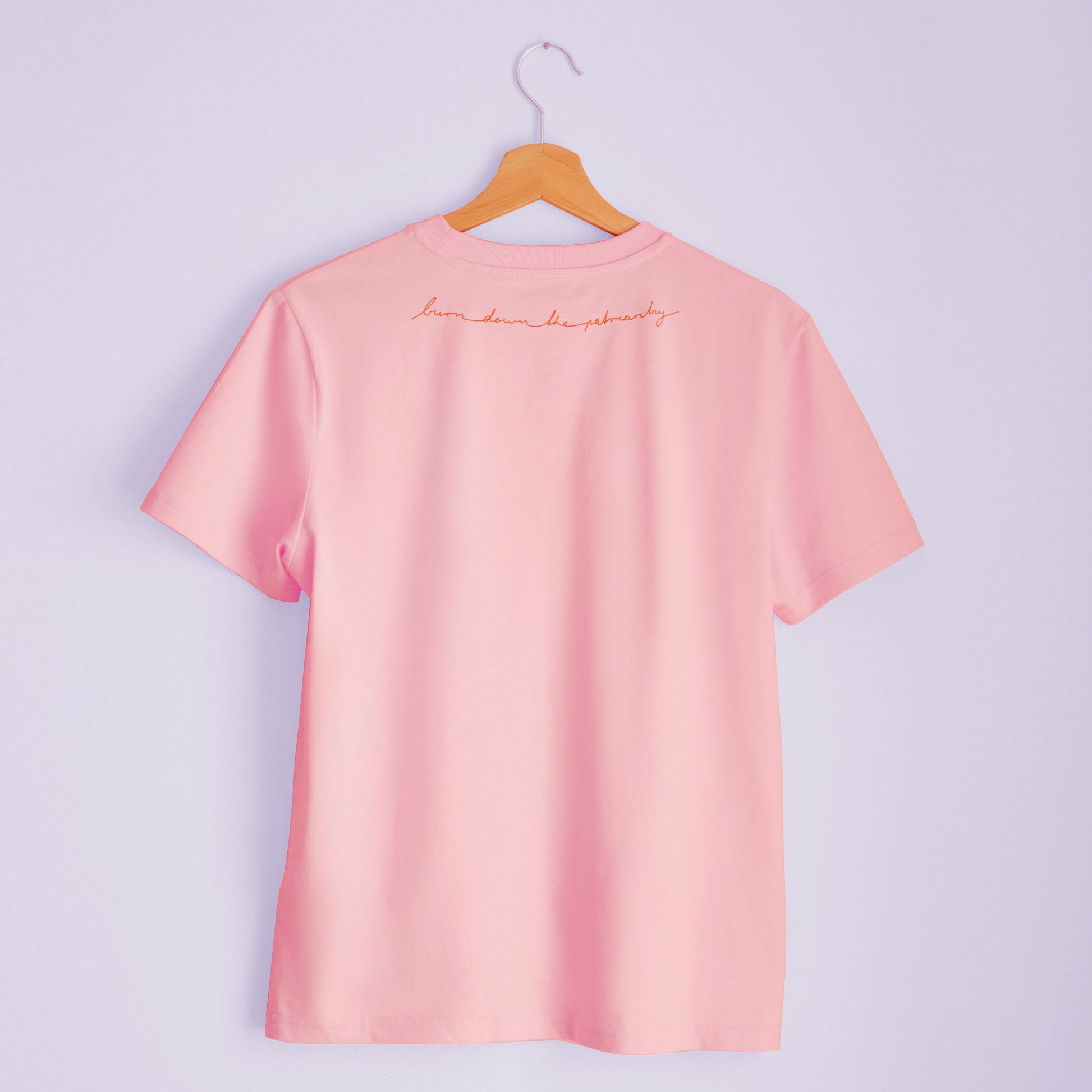 Rückenansicht rosa T-Shirt mit dem Spruch "Burn Down The Patriarchy" in geschwungener Schreibschrift m Nacken