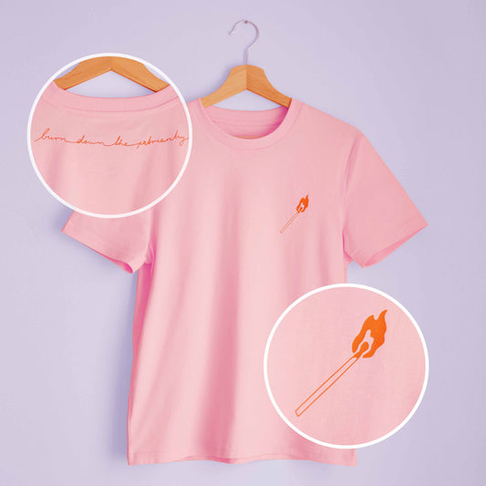 rosa unisex T-Shirt mit Aufdruck einer Illustration eines brennenden Streichholz und dem Spruch "Burn Down The Patriarchy" in orange/rot