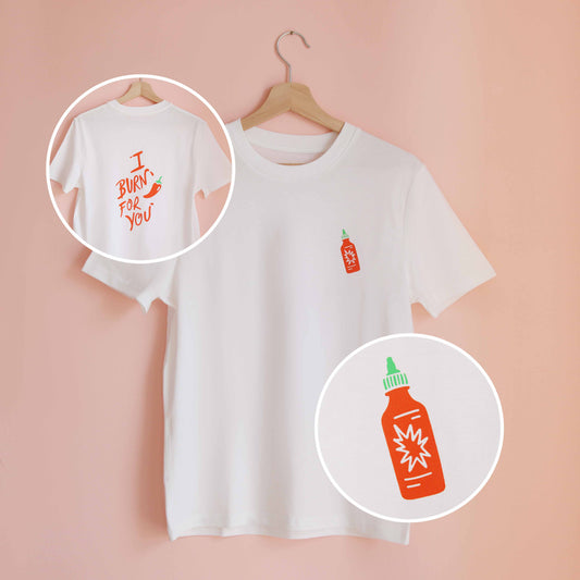 weißes unisex T-Shirt mit Siebdruck Motiv einer Sriracha Flasche vorne auf der Brust und dem illustrierten Spruch "I Burn For You" auf dem Rücken