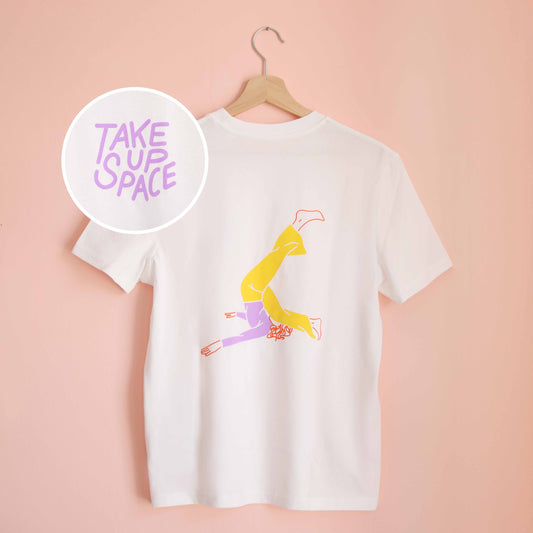 Rückenansicht eines weißen unisex T-Shirts mit Siebdruck Motiv einer Frau in einer Yoga Pose und dem Spruch "Take Up Space" vorne in klein auf der Brust