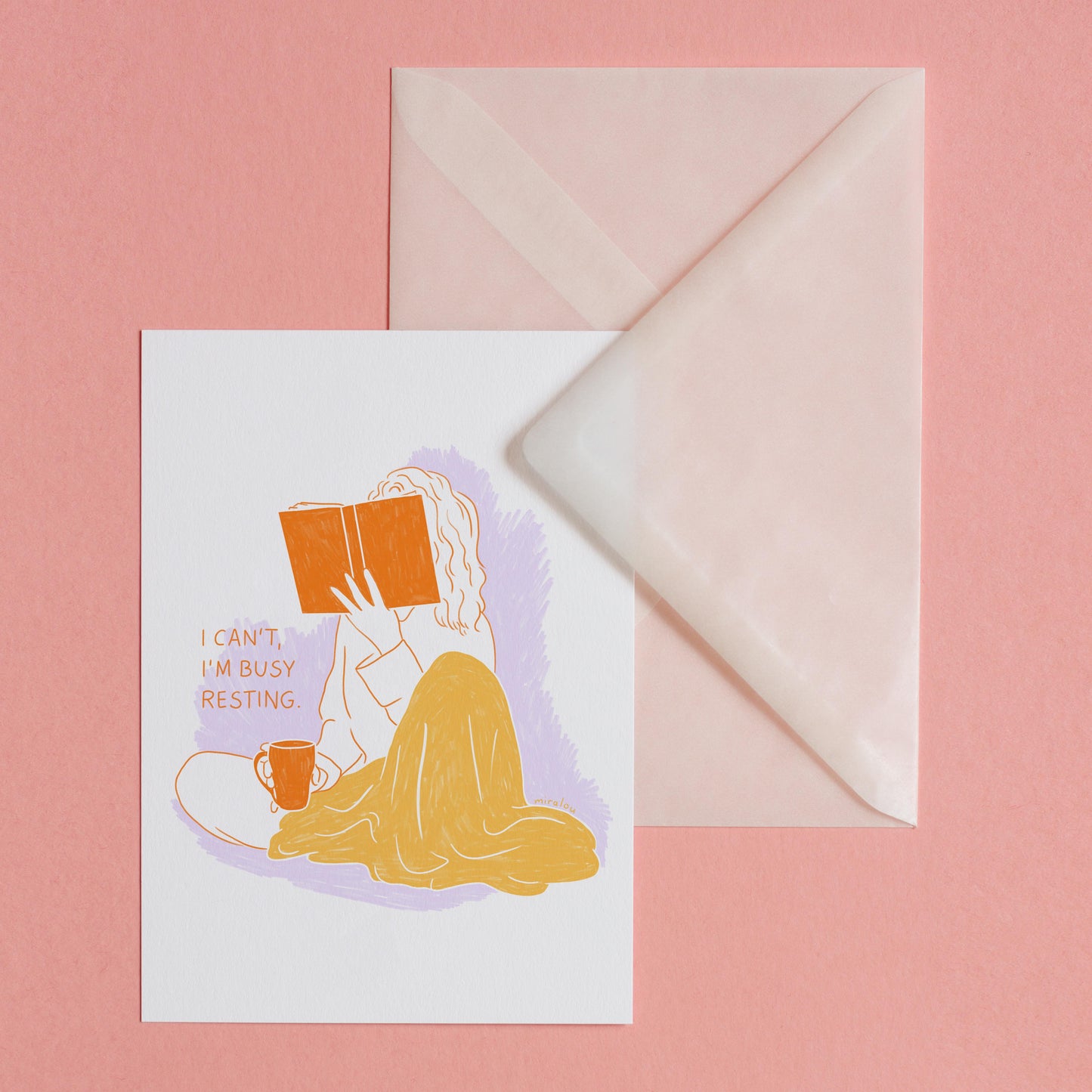 Postkarte mit Illustration einer Person mit Buch und Teetasse in der Hand mit dem Spruch "I Can't I'm Busy Resting" in gelb und orange