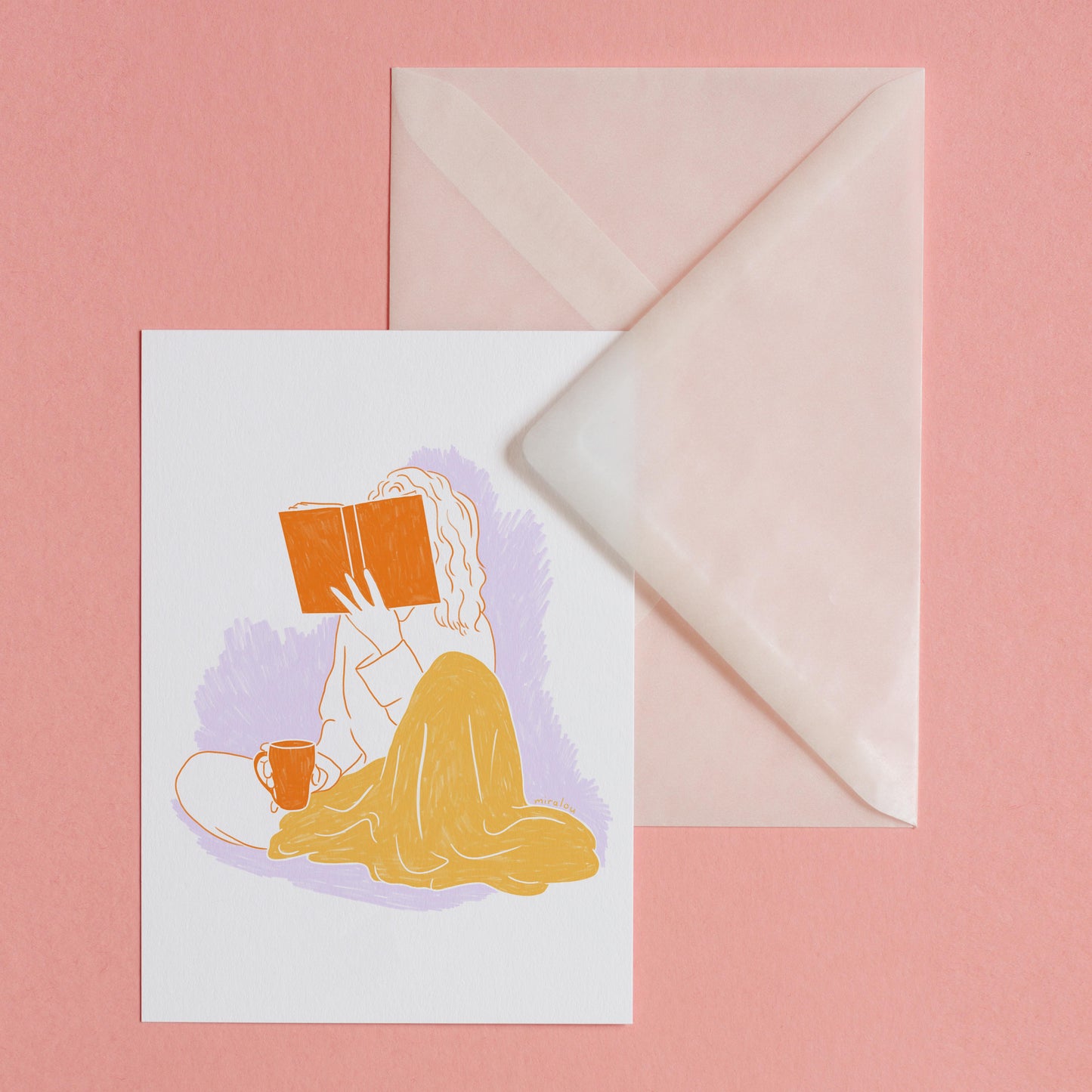 Postkarte mit Illustration einer Person mit Buch und Teetasse in der Hand in gelb und orange