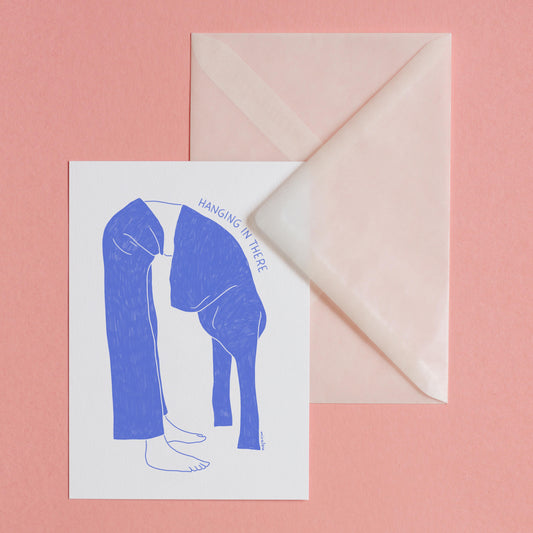Postkarte mit einer Illustration einer sich vorn über beugenden Person in blau