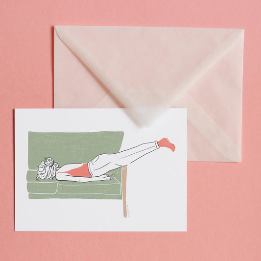 Postkarte mit Illustration einer Frau, die mit Gesicht nach unten auf einem grünen Sofa liegt
